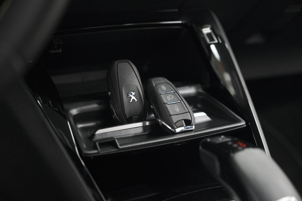 Peugeot 208 puretech 100 gt | camera | navigatie | apple carplay | parkeers