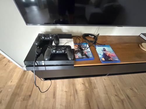 PlayStation 4 compleet met 2 controllers en 2 games