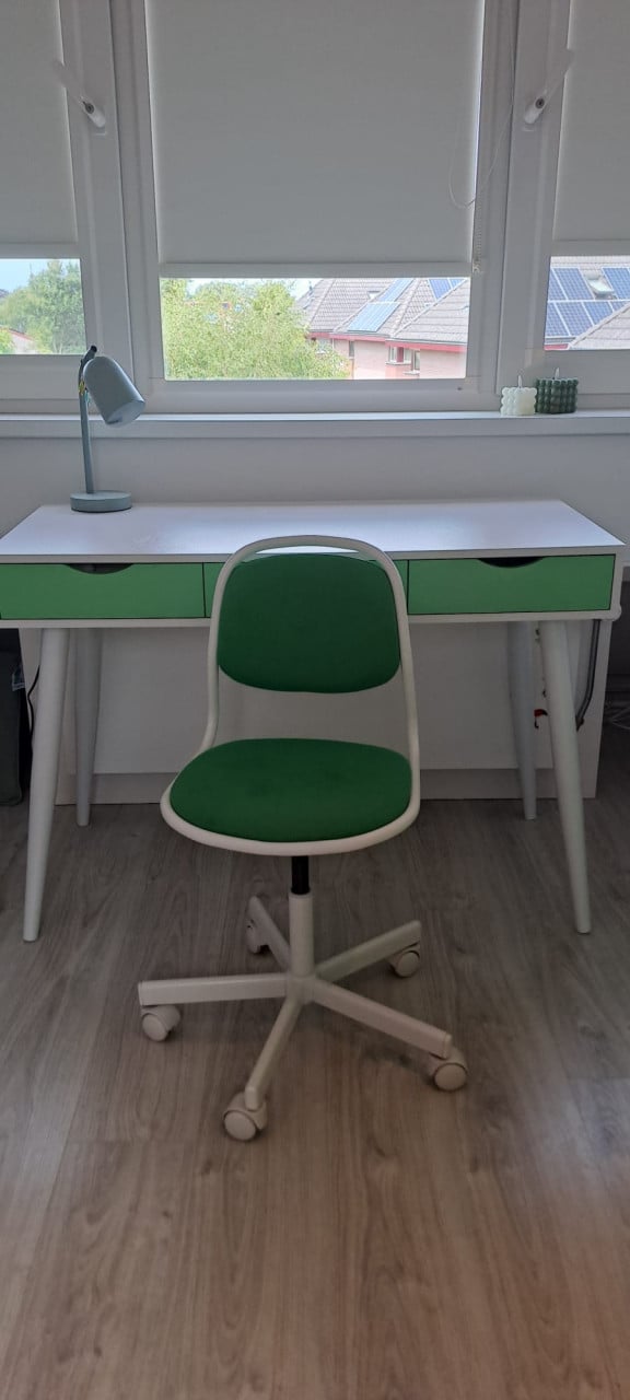 Kast en bureau met gratis stoel