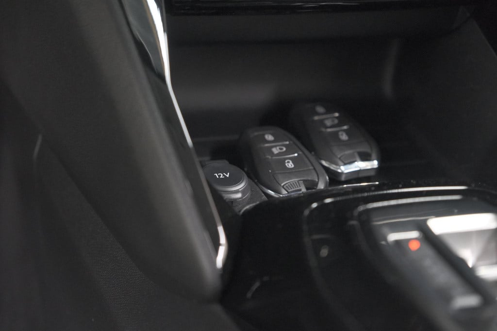 Peugeot 208 ev allure 50 kwh | stoelverwarming | apple carplay | parkeersen