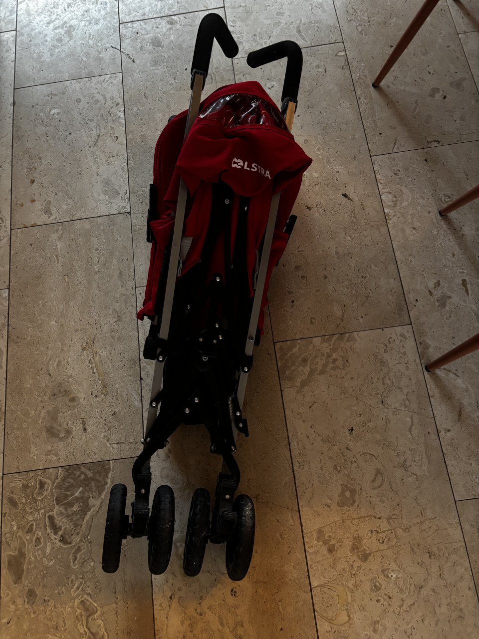 Buggy van Koelstra in rood