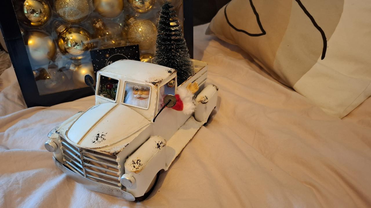 Blikken auto met kerstversiering
