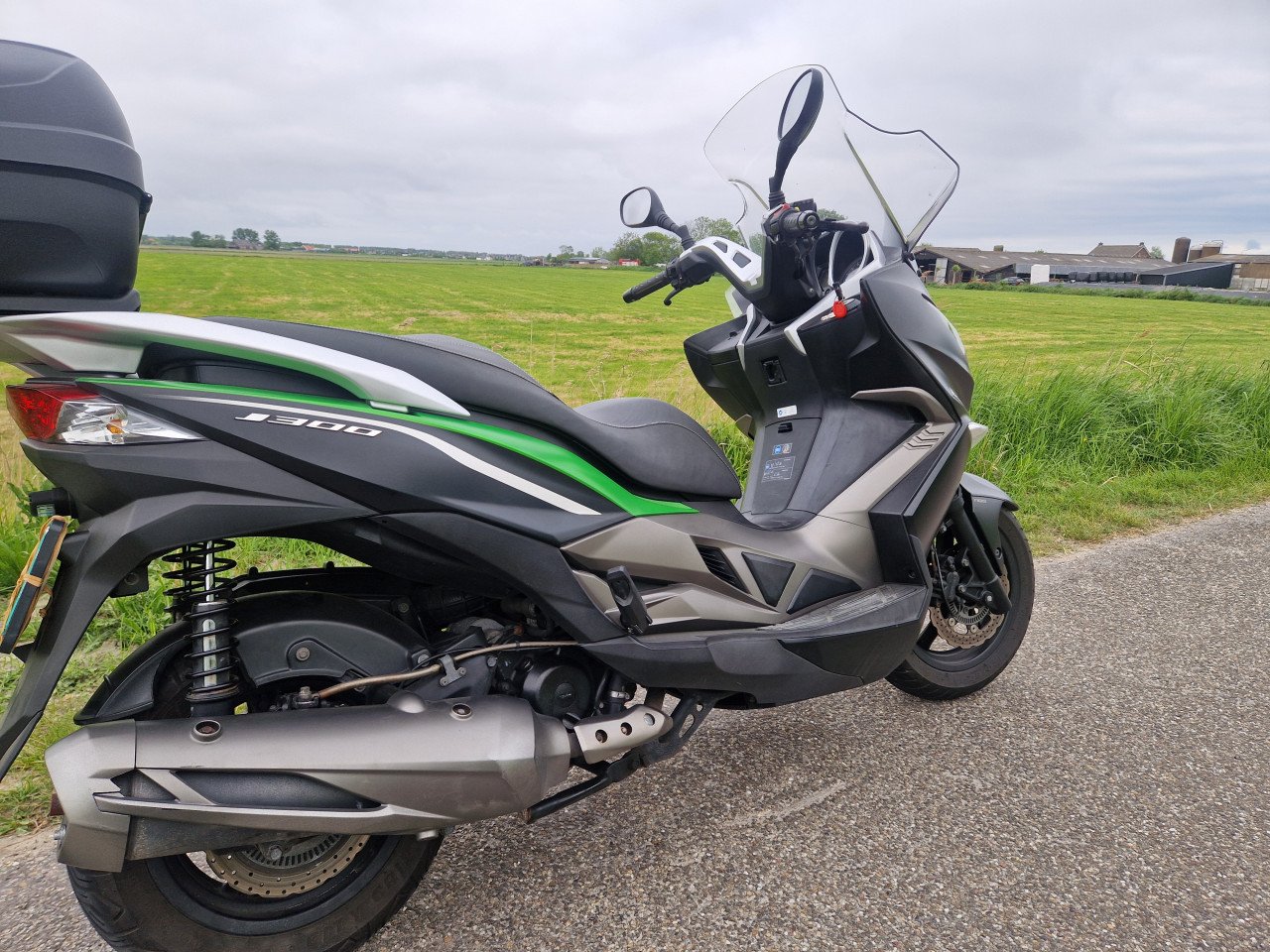 Kawasaki J300 (met ABS) motorscooter met topkoffer (inruil mogelijk)