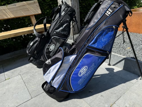 Twee golftassen