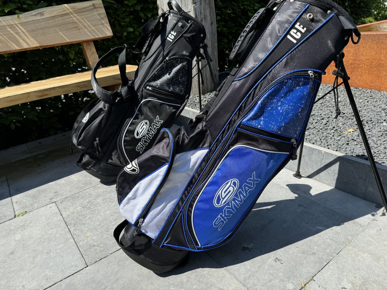 Twee golftassen