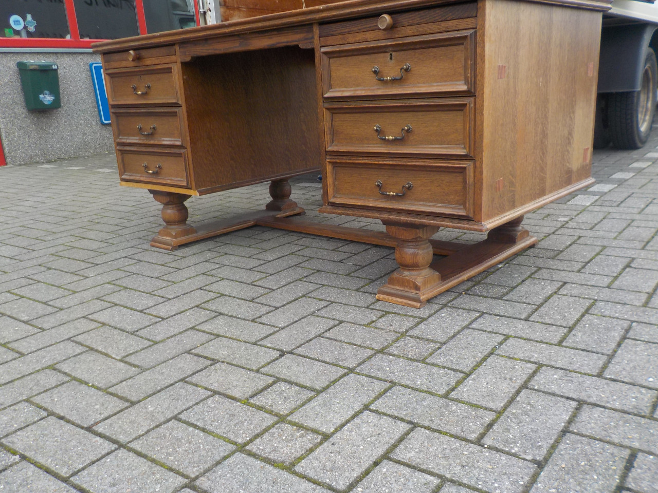 Mooie kwaliteit jaren '70  eiken bureau in zeer goede staat