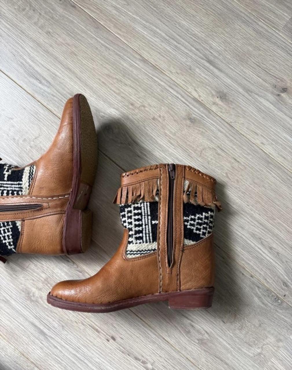 Diverse enkellaarsjes en sportschoenen