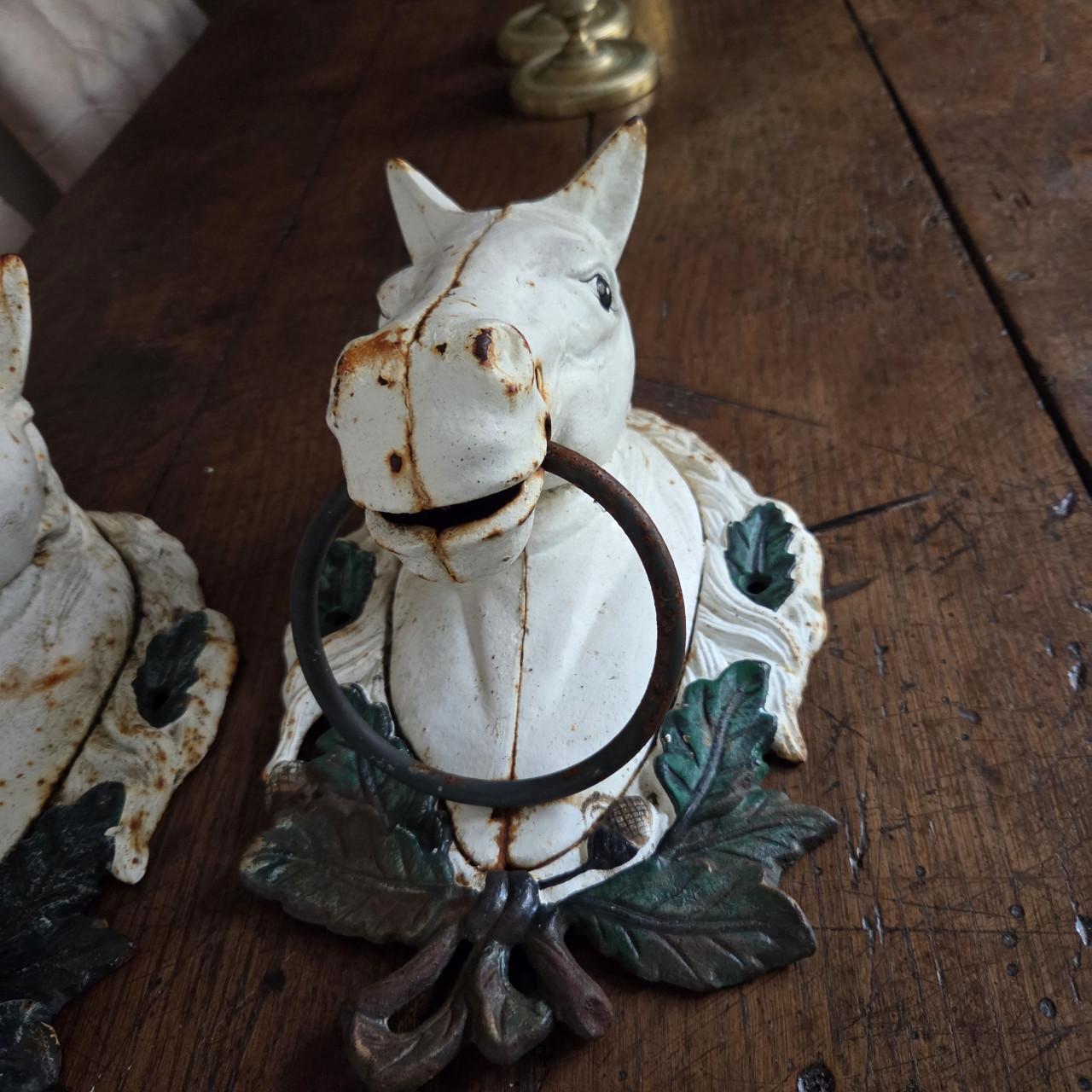 Brocante gietijzeren paardenhoofden
