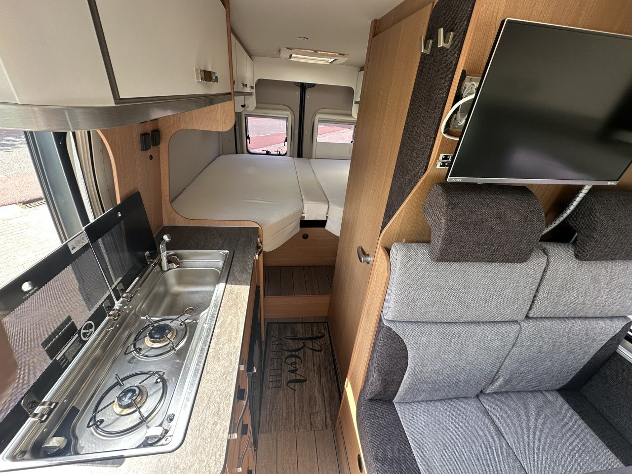 Weinsberg Cara R47 Automaat – Buscamper met lengtebedden | Slechts 55.550km