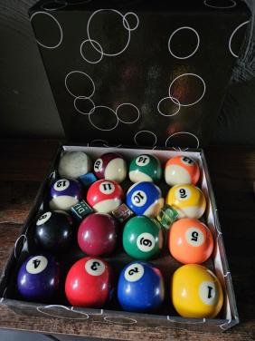 Complete set poolballen in doos, prima kwaliteits ballen