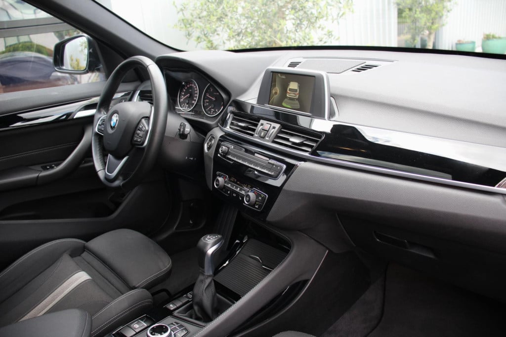 BMW X1 xdrive20i sport line automaat - led - pano - navi - stoel verw - cru