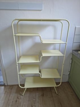 Prachtige lichtgele open kast Kwantum. Malfa geel vakkenkast