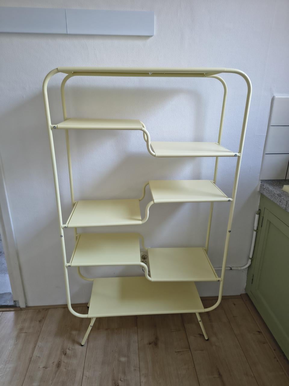 Prachtige lichtgele open kast Kwantum. Malfa geel vakkenkast