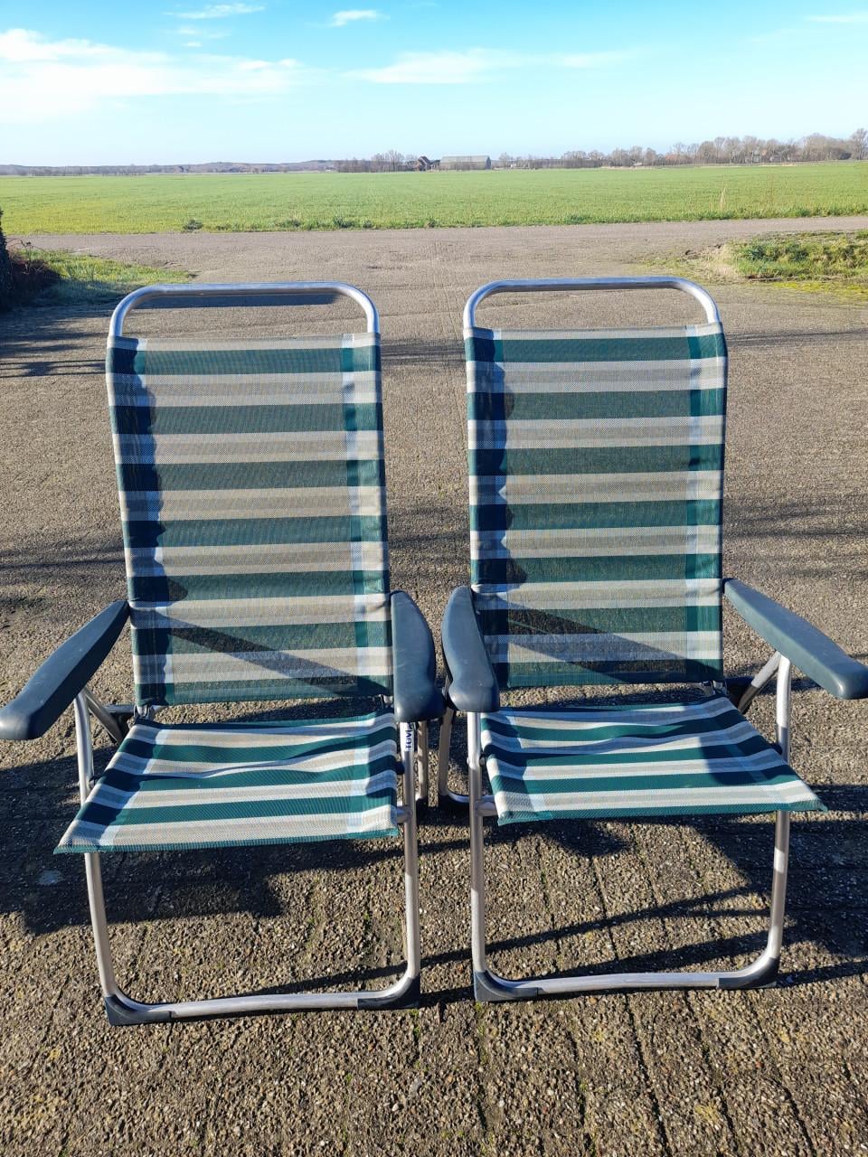 2 verstelbare tuinstoelen