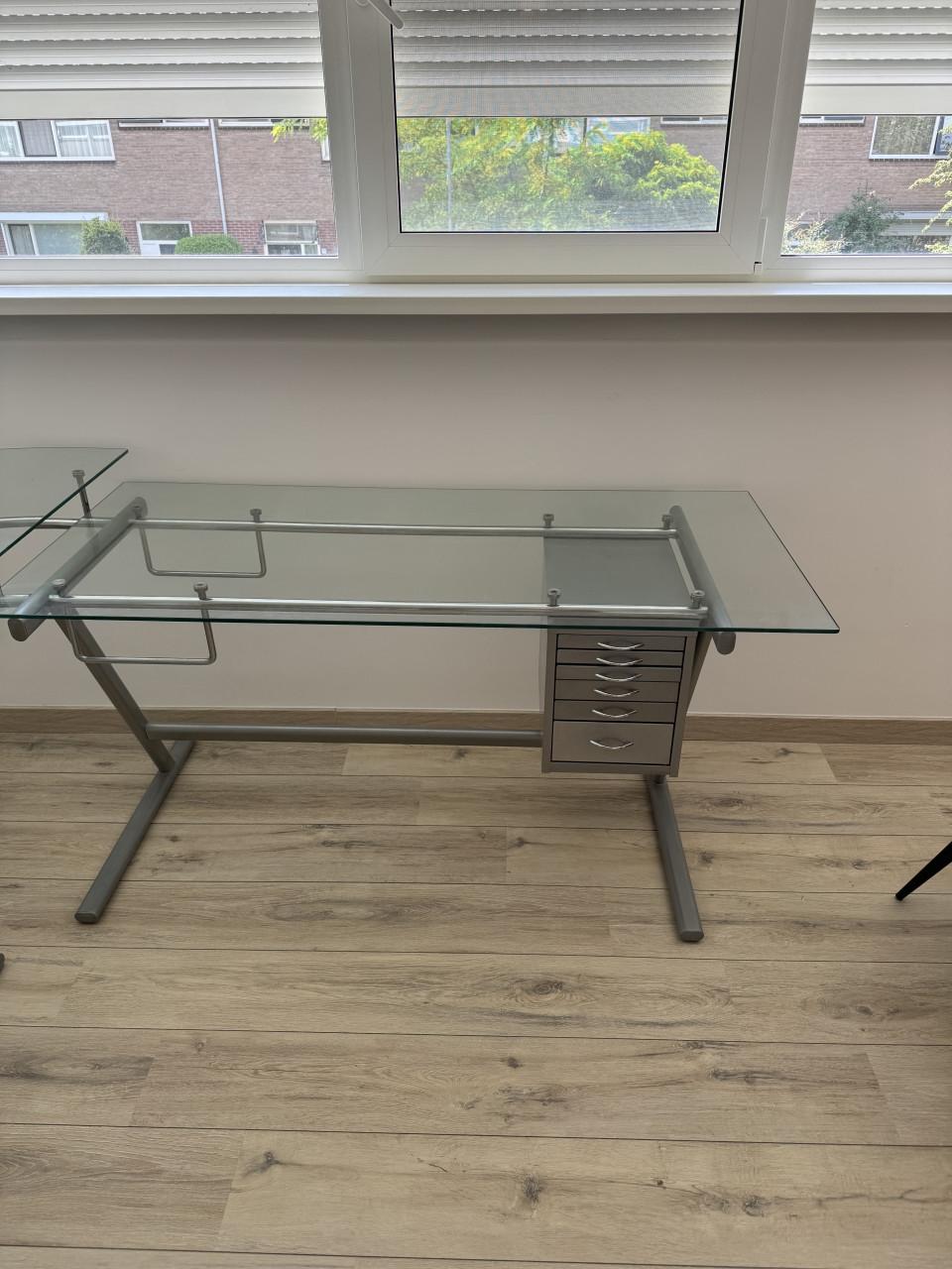 Glazen bureau.