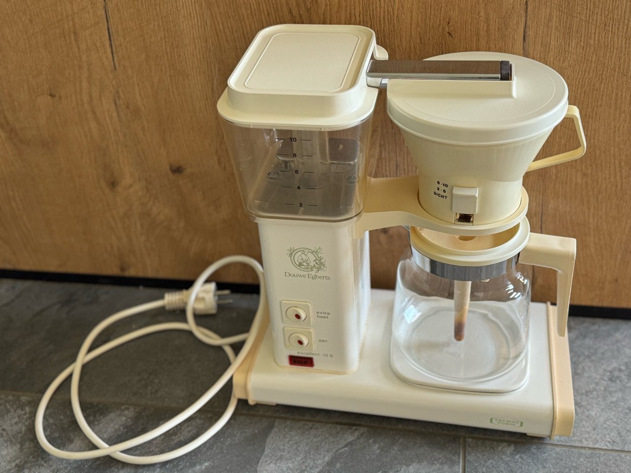 Goedwerkende Douwe Egberts Technivorm Moccamaster 741A wit.