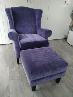 Klassieke originele Chadderton oorfauteuil met hocker