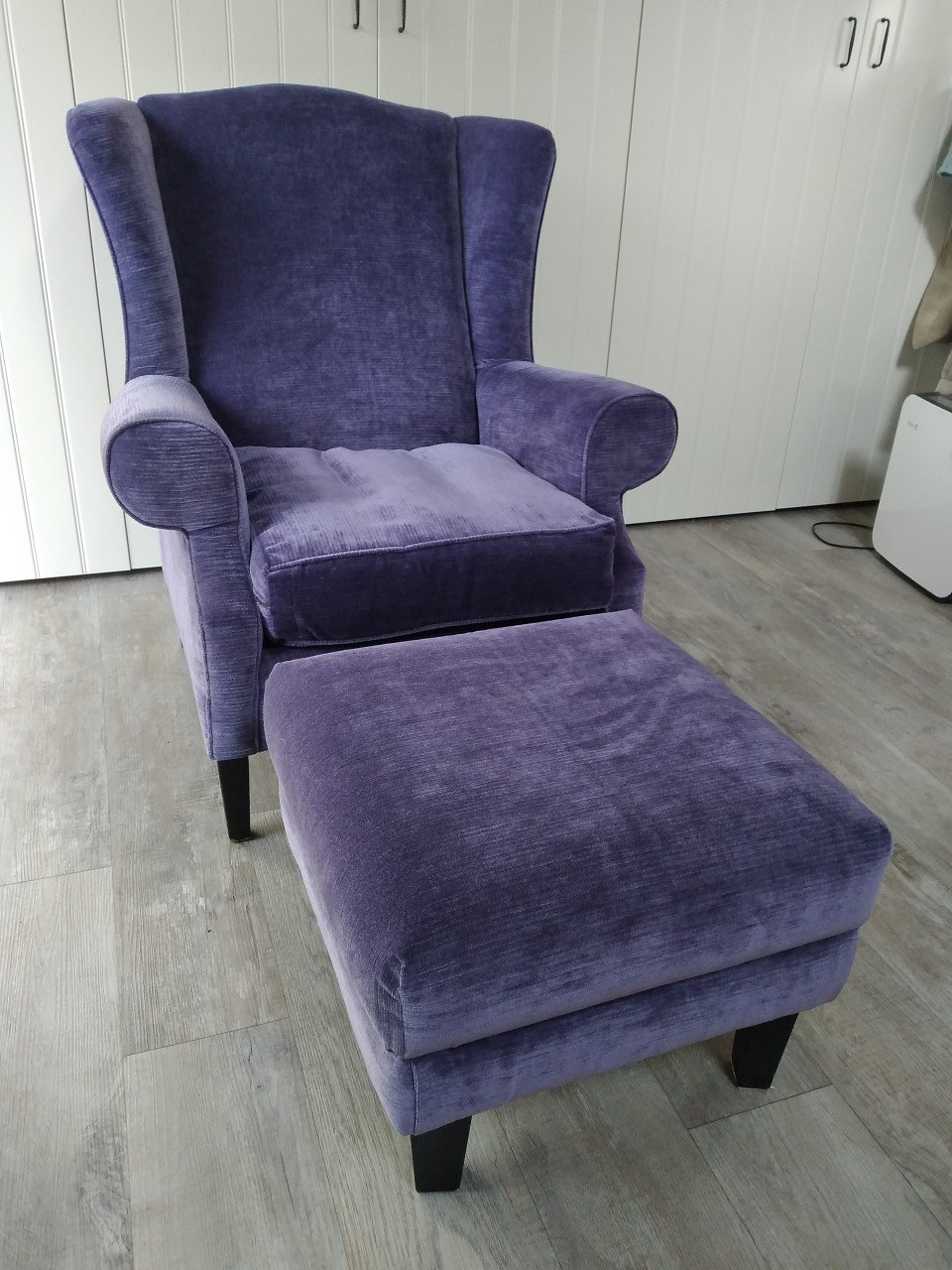 Klassieke originele Chadderton oorfauteuil met hocker