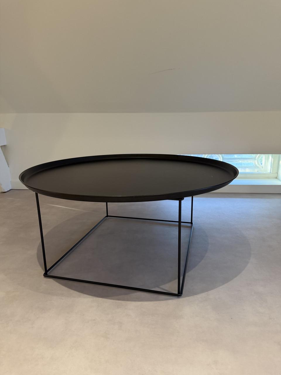 Salontafel B&B Italia. Zwart blad en zwart metaal onderstel