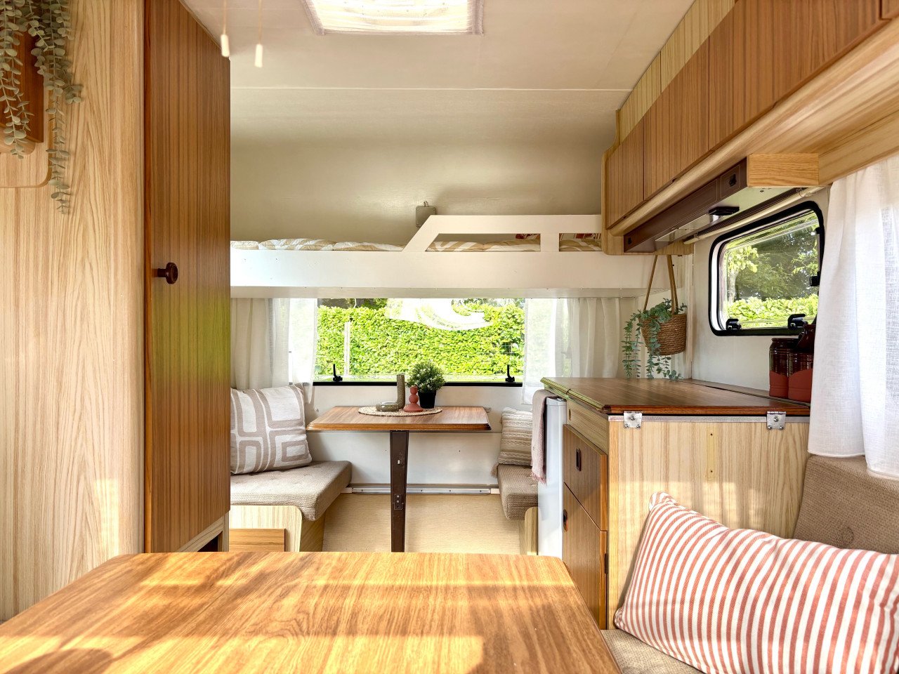Zeer mooie kleine caravan Chateau LaCar 3.30 met voortent en fietsenrek