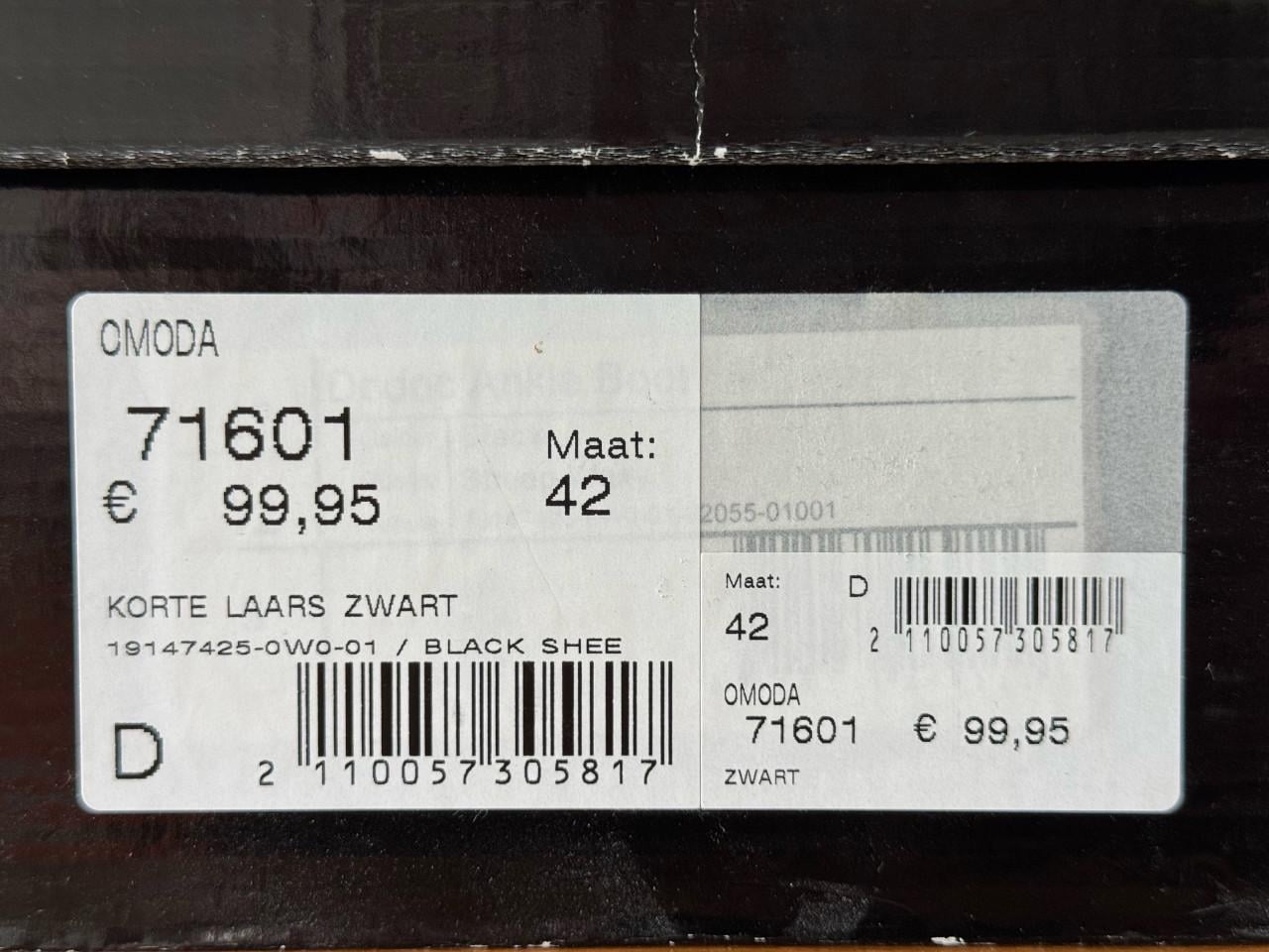 Korte zwarte laarsjes met hakje van Omoda in maat 42