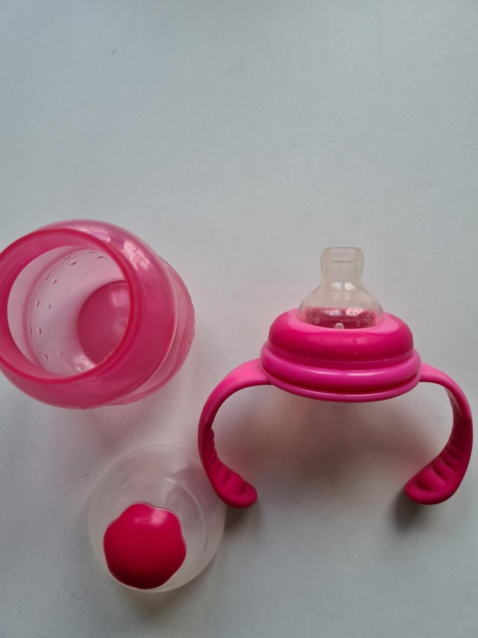 Nûby roze oefenbeker met handvaten en een antilek tuit