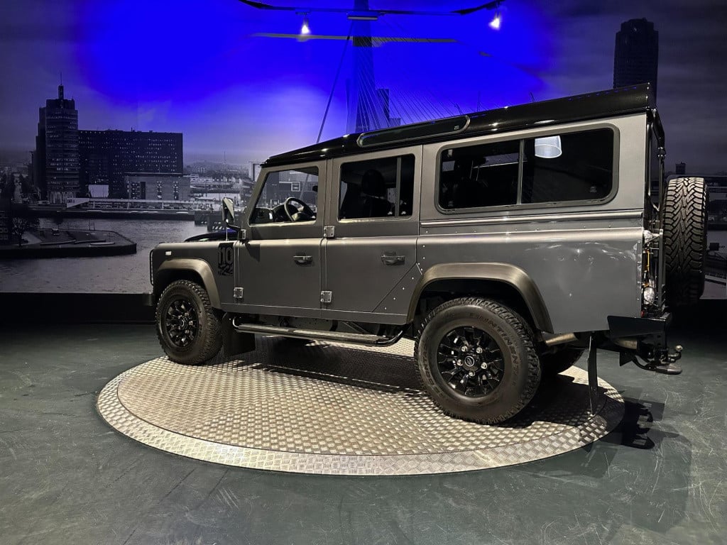 Land Rover Defender 2.4 td 110" x-tech dc *grijs kenteken 7 persoons*