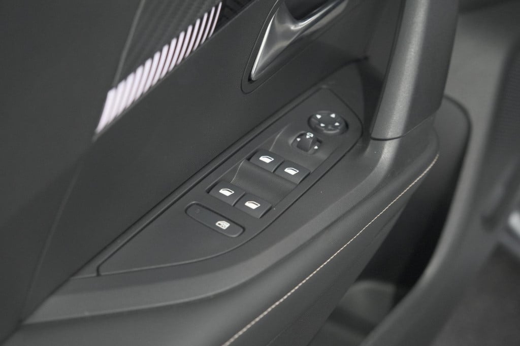 Peugeot 2008 puretech 130 eat8 allure | camera | navigatie | parkeersensore