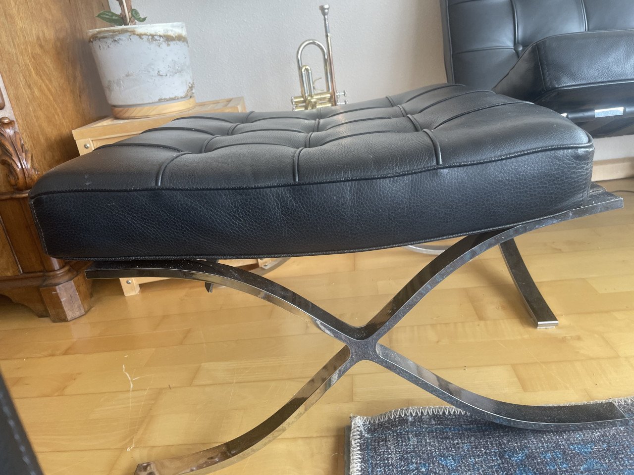 3 Barcelona stoelen en 1 voetenbank