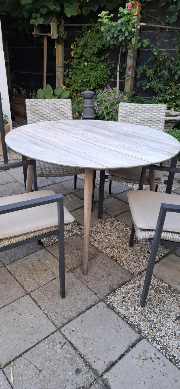 Mooi vergrijsdeTeaken  tuintafel rond