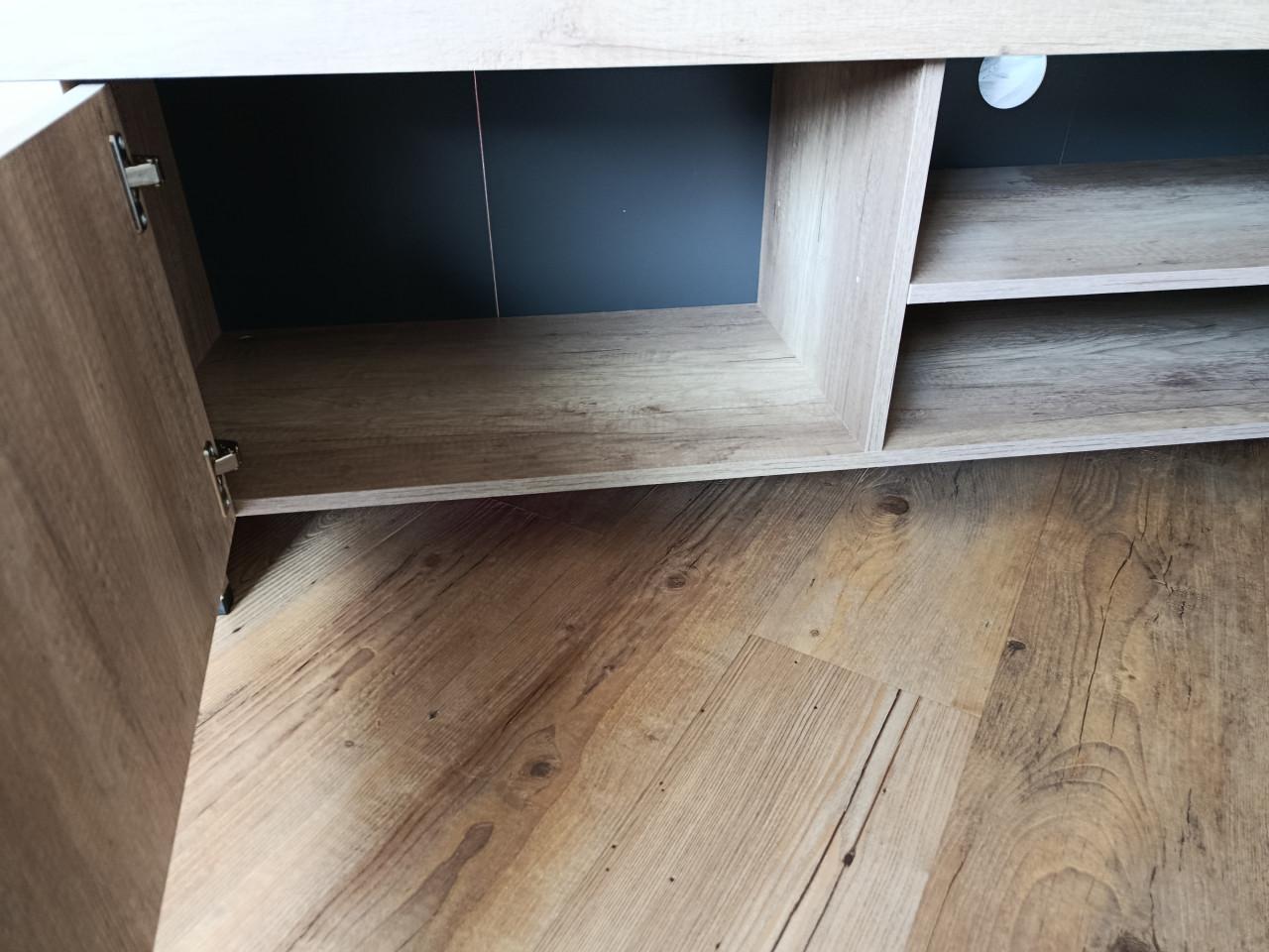 Gratis: Audiomeubel en salontafel