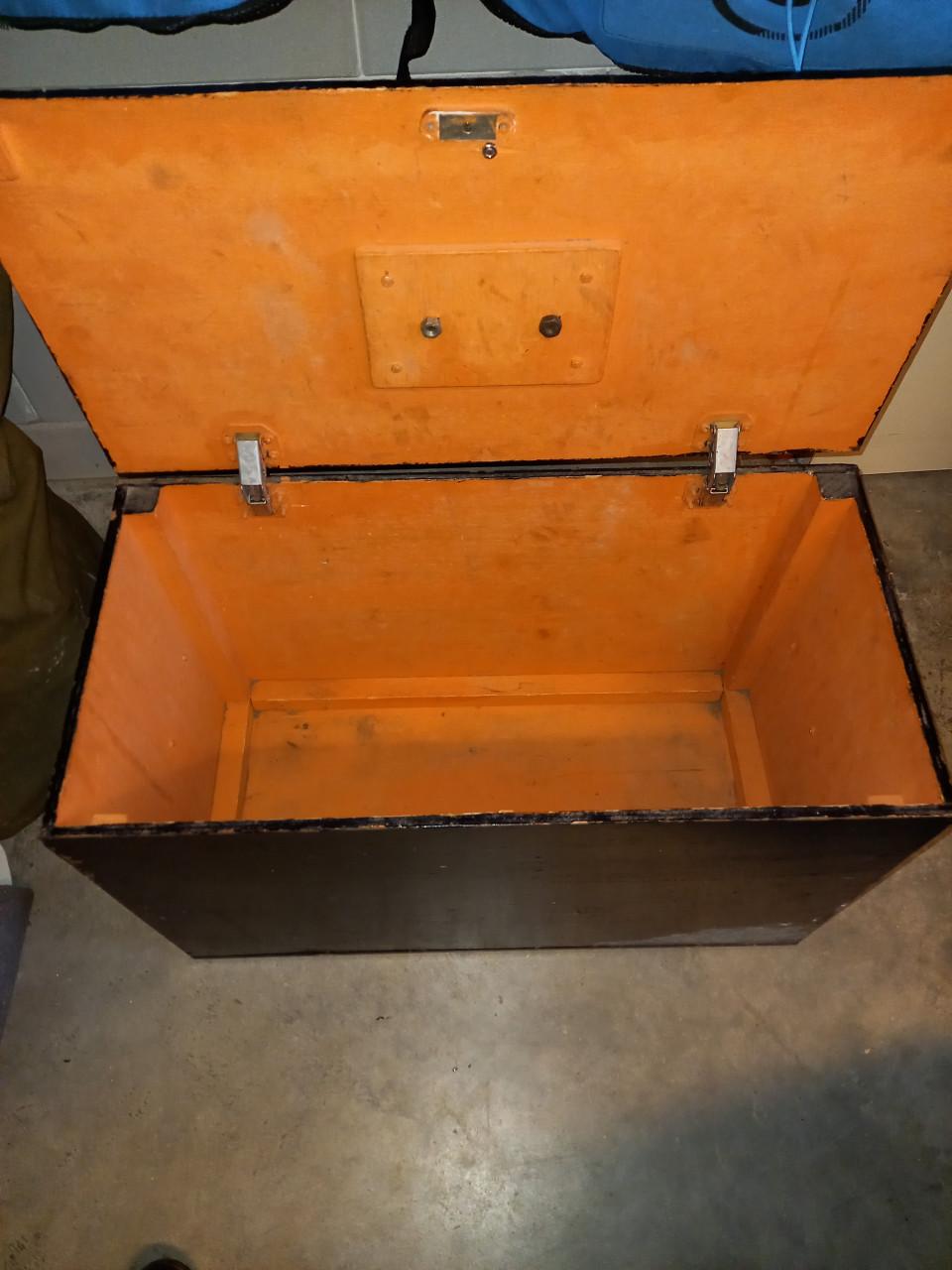 Zwart gelakte houten kist