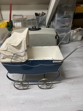 Oude poppenwagen retro