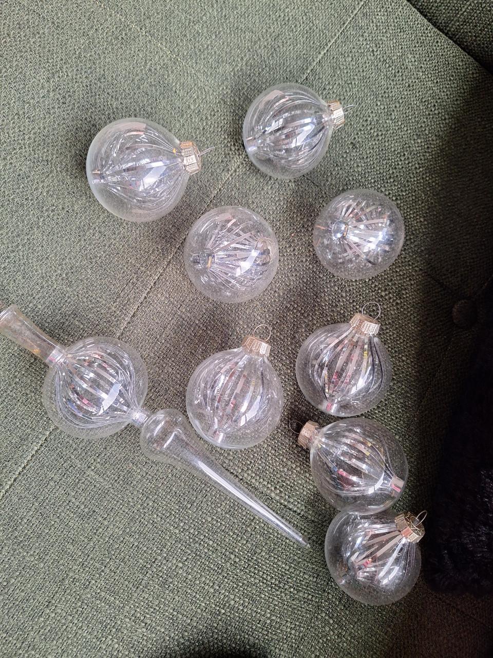 Kerstboomballen en piek van glas en meer