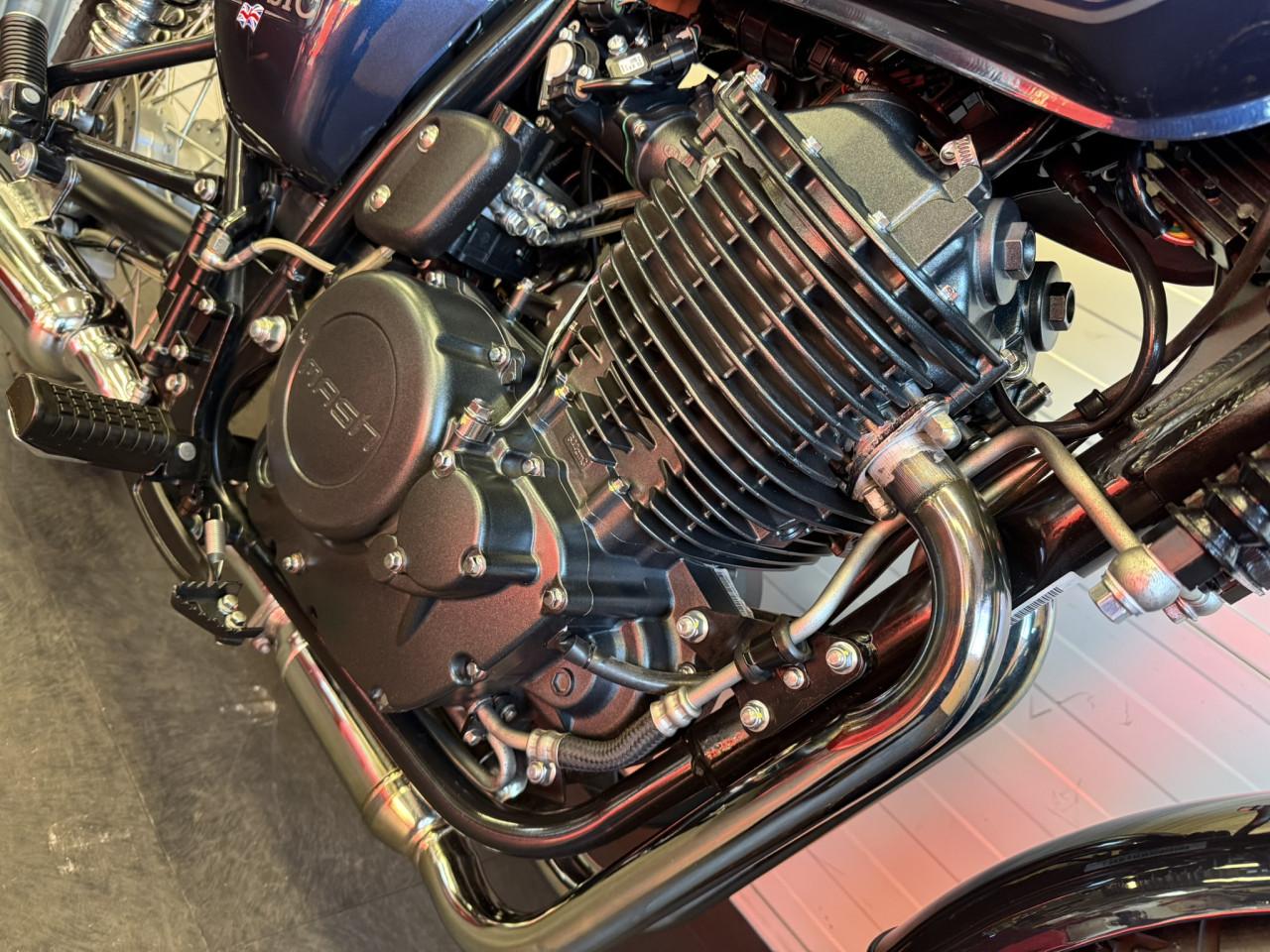 Leuke en jonge Mash Six Hundred 650 slechts 800km oud!