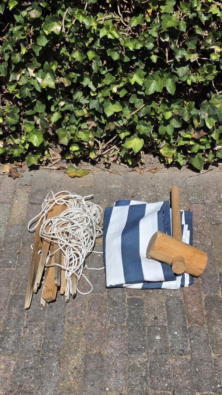 Windscherm met toebehoren (stokken, houten hamer, haringen en scheerlijnen)