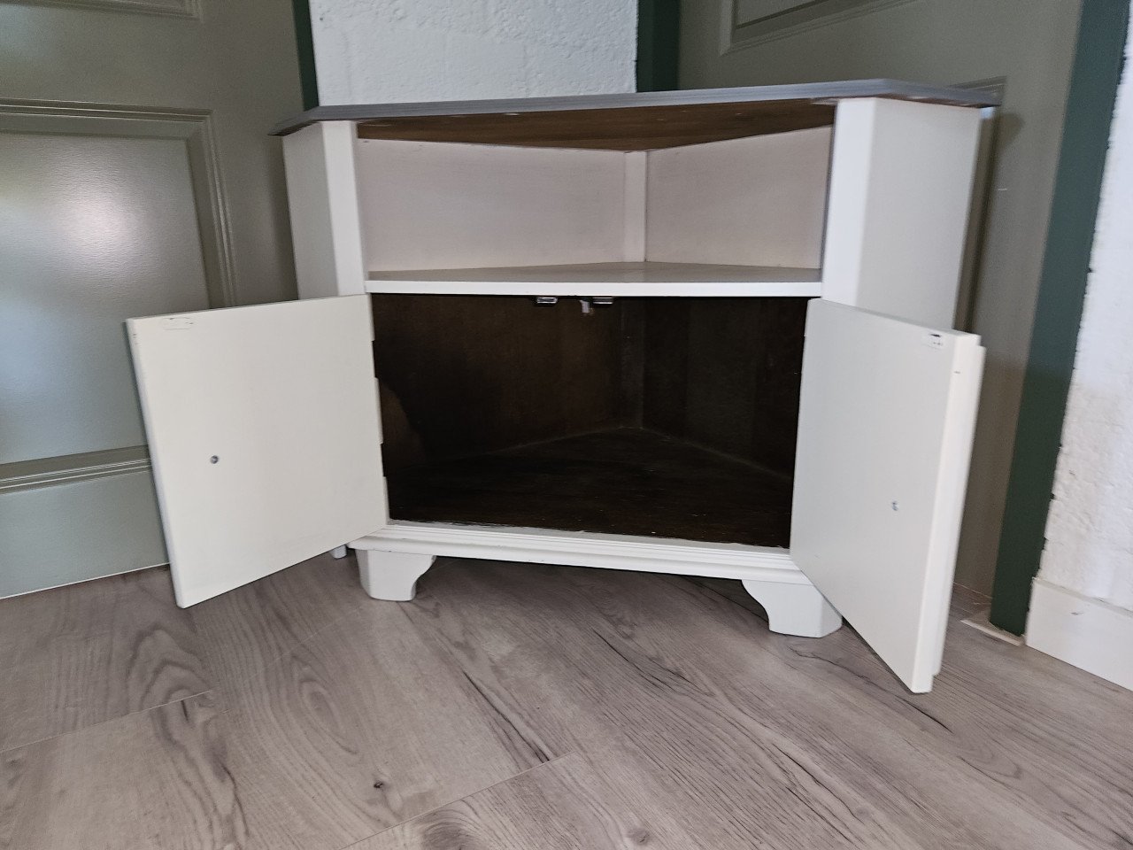 GRATIS TV hoekkastje