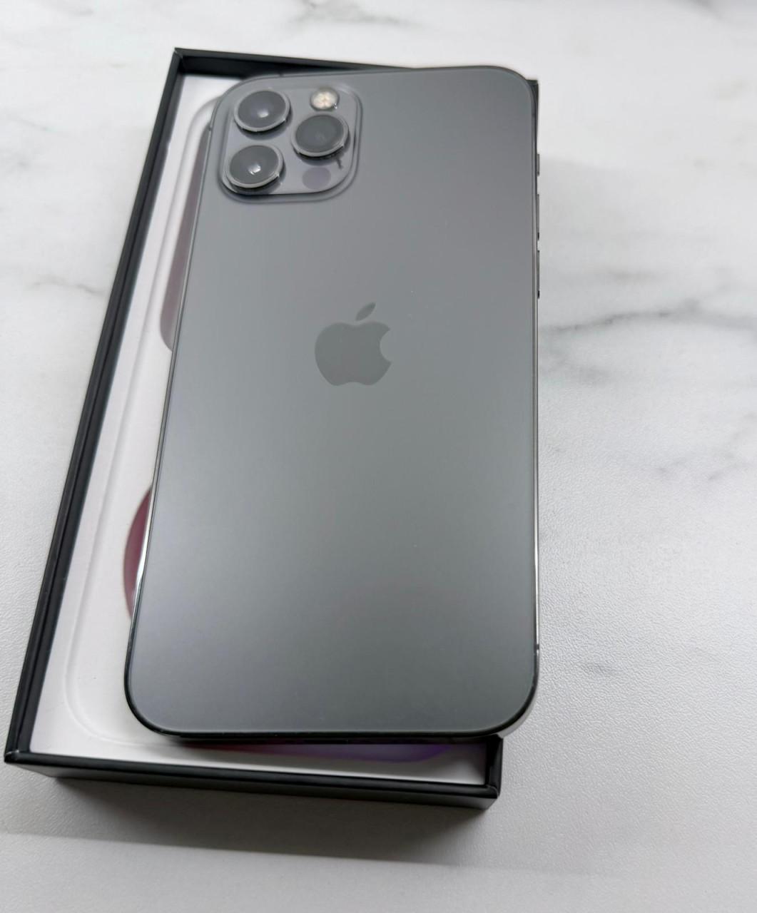 Een hele nette krasvrij! Iphone Apple 12 Pro - 256GB - Accessoires