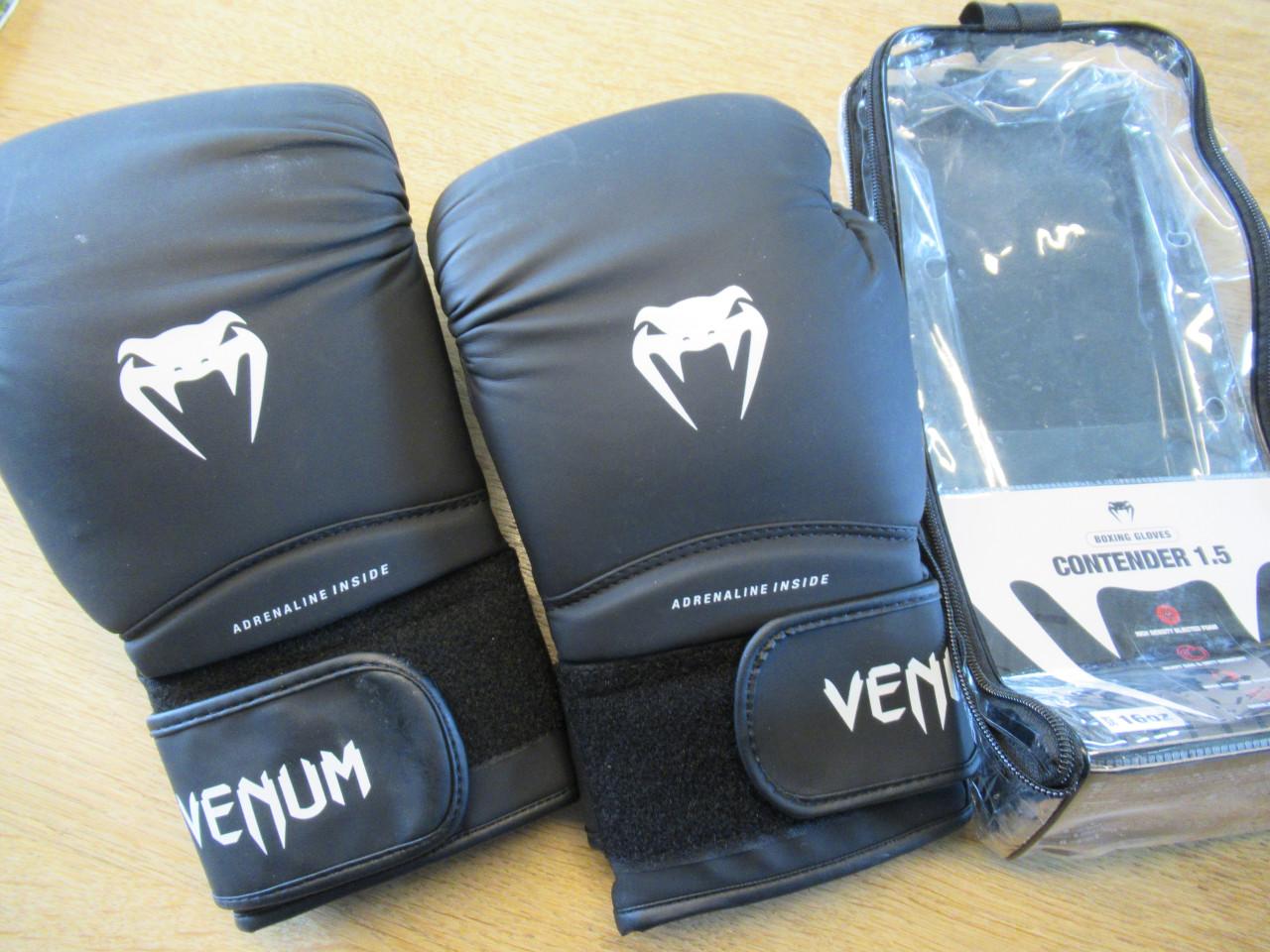 Te  koop  boxhandschoenen