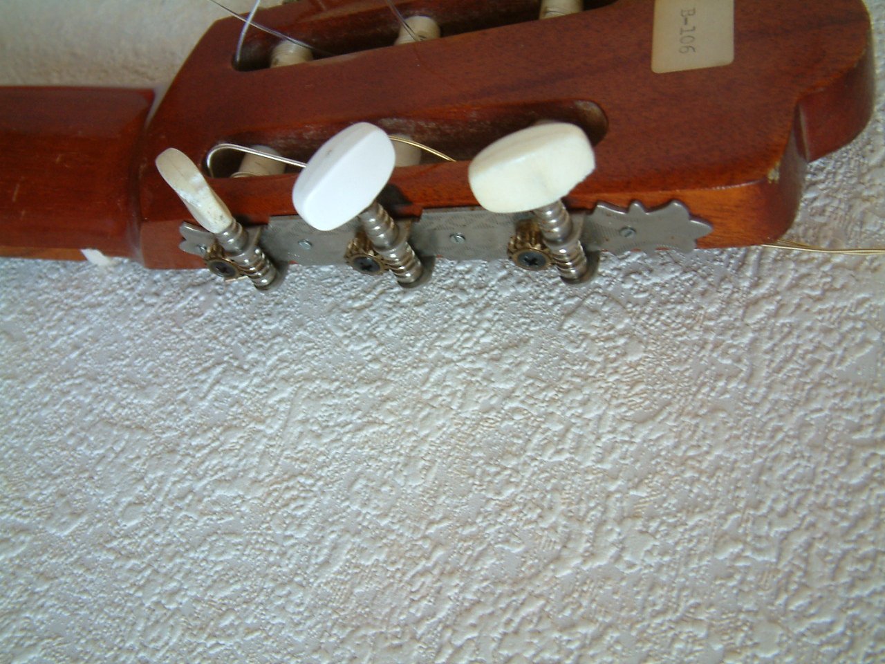 Gitaar met goede klank    houten boven blad   geen triplex met tas