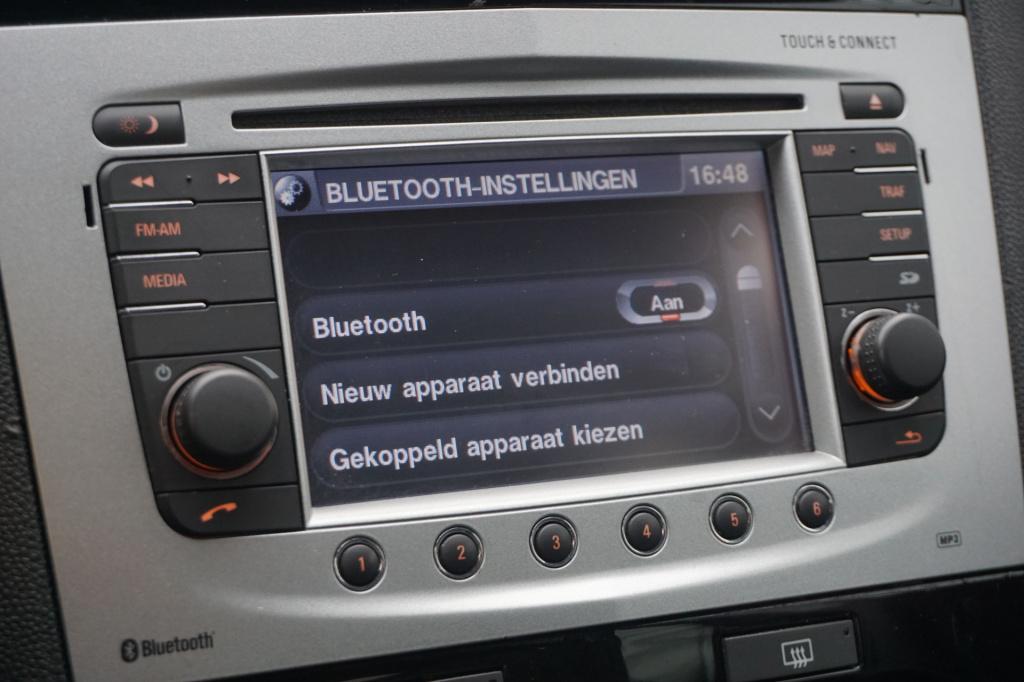 Opel Corsa 1.4-16v airco / navi / cruise / stoelverw. / parkeers. / elektr.