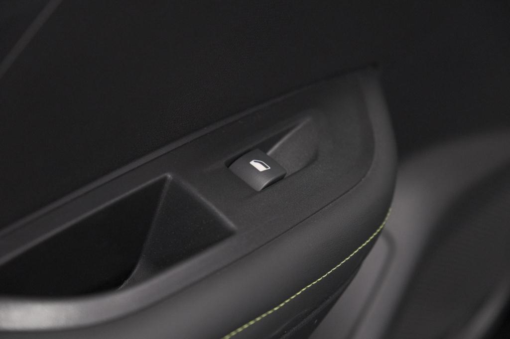 Peugeot 2008 1.2 hybrid 145 gt | camera | apple carplay | parkeersensoren
