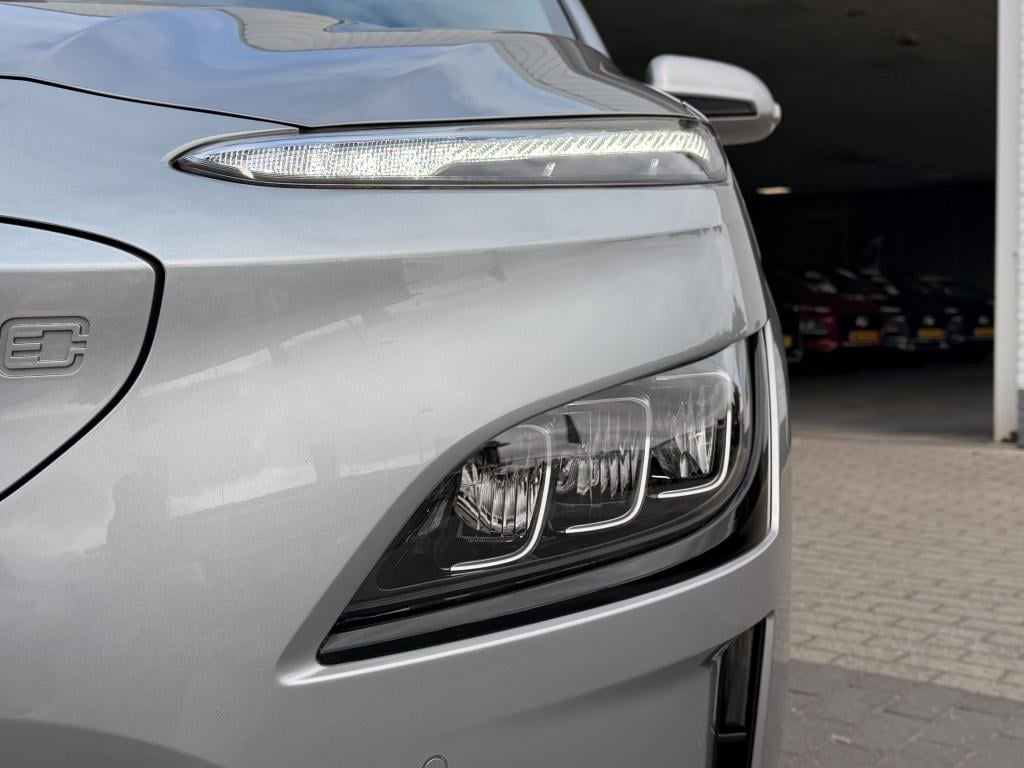 Hyundai Kona ev premium 64 kwh 3 fase | luxe uitvoering | navigatie | hud |