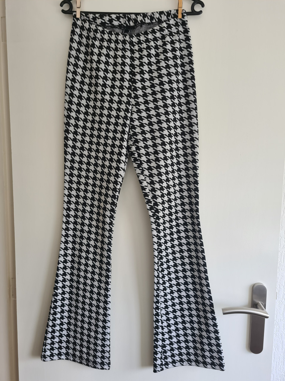Nieuwe pied de poule zwart-wit broek met wijde pijpen van Amy & Ivy