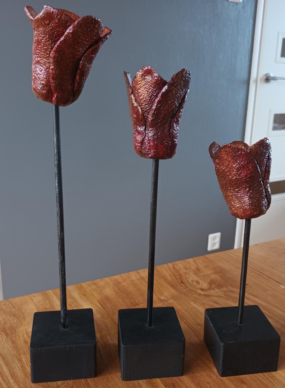 Keramieken bloemen gemaakt door regionale kunstenares