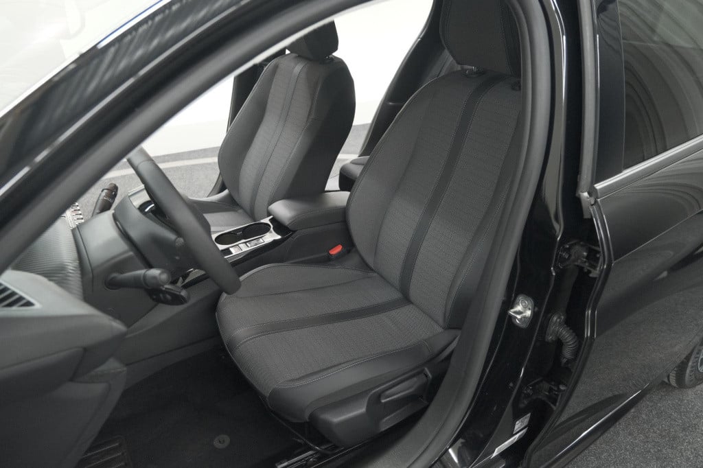 Peugeot 208 puretech 100 allure pack | camera | apple carplay | stoelverwar