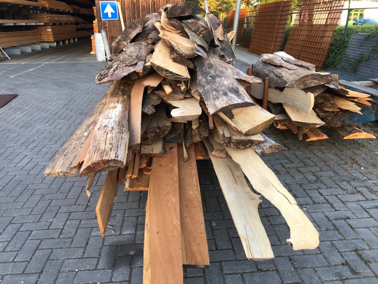 Bok met 2,5-3m3 knutselhout/kachelhout v 50 euro, koffie gratis