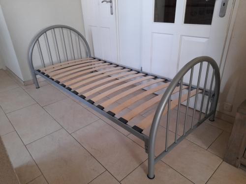 Grijs metalen 1 persoons bed 90 x 200 ( in goede staat )
