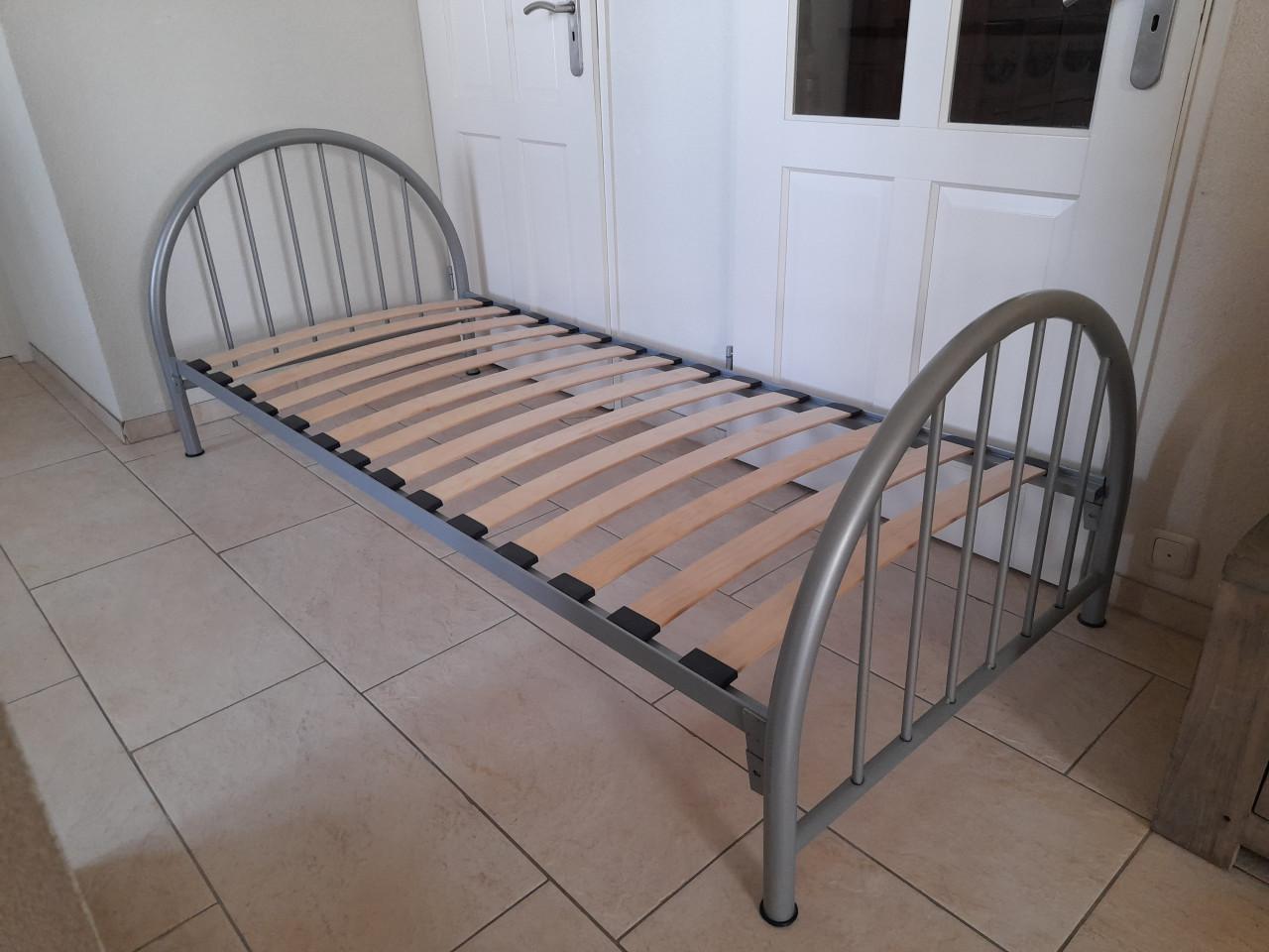 Grijs metalen 1 persoons bed 90 x 200 ( in goede staat )