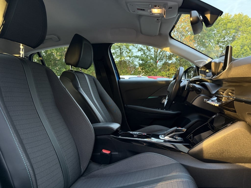 Peugeot 208 1.2t allure // automaat //